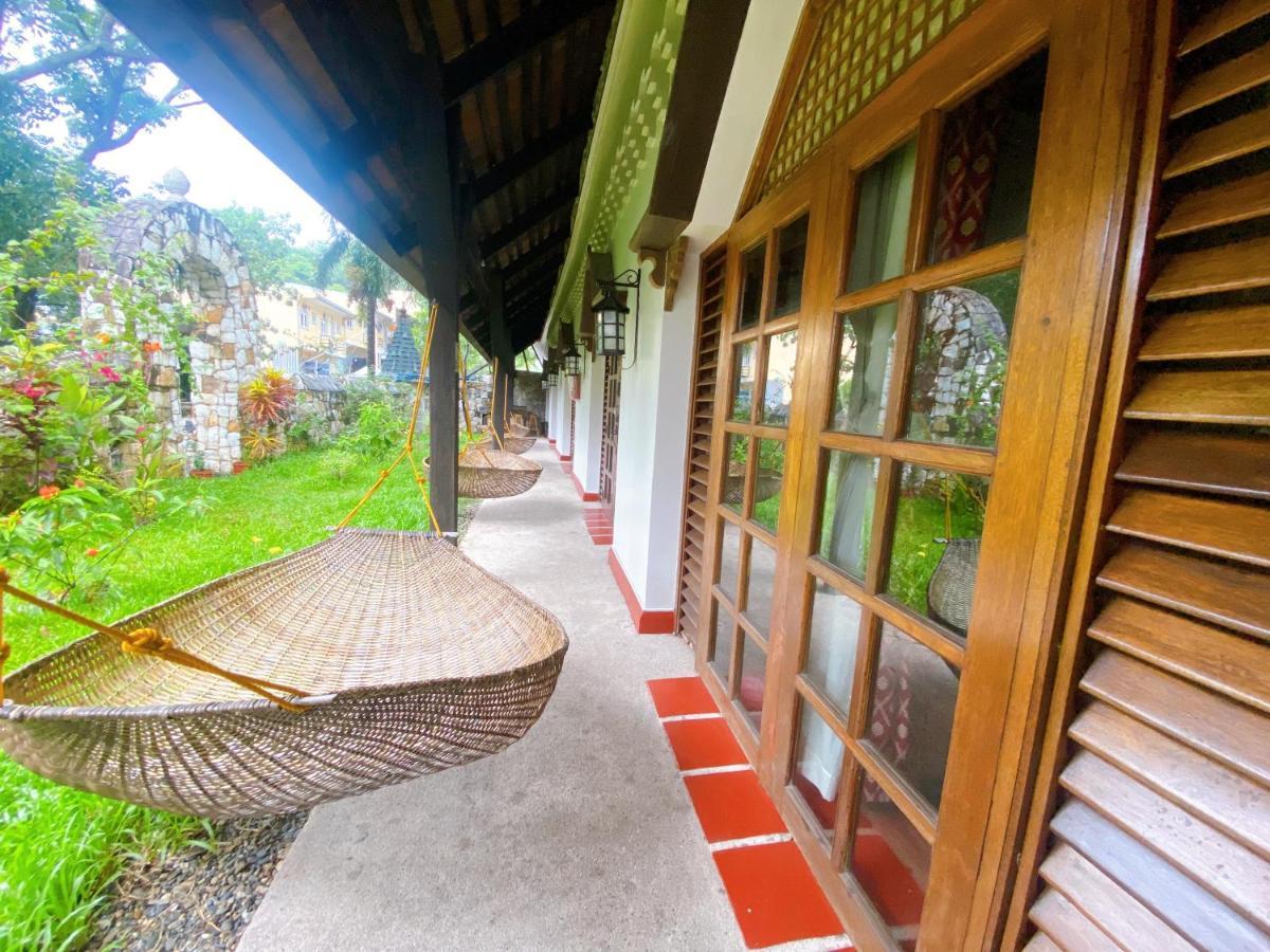 Tropicana Castle Dive Resort Powered By Cocotel Puerto Galera Bagian luar foto