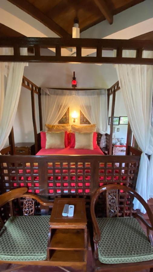 Tropicana Castle Dive Resort Powered By Cocotel Puerto Galera Bagian luar foto