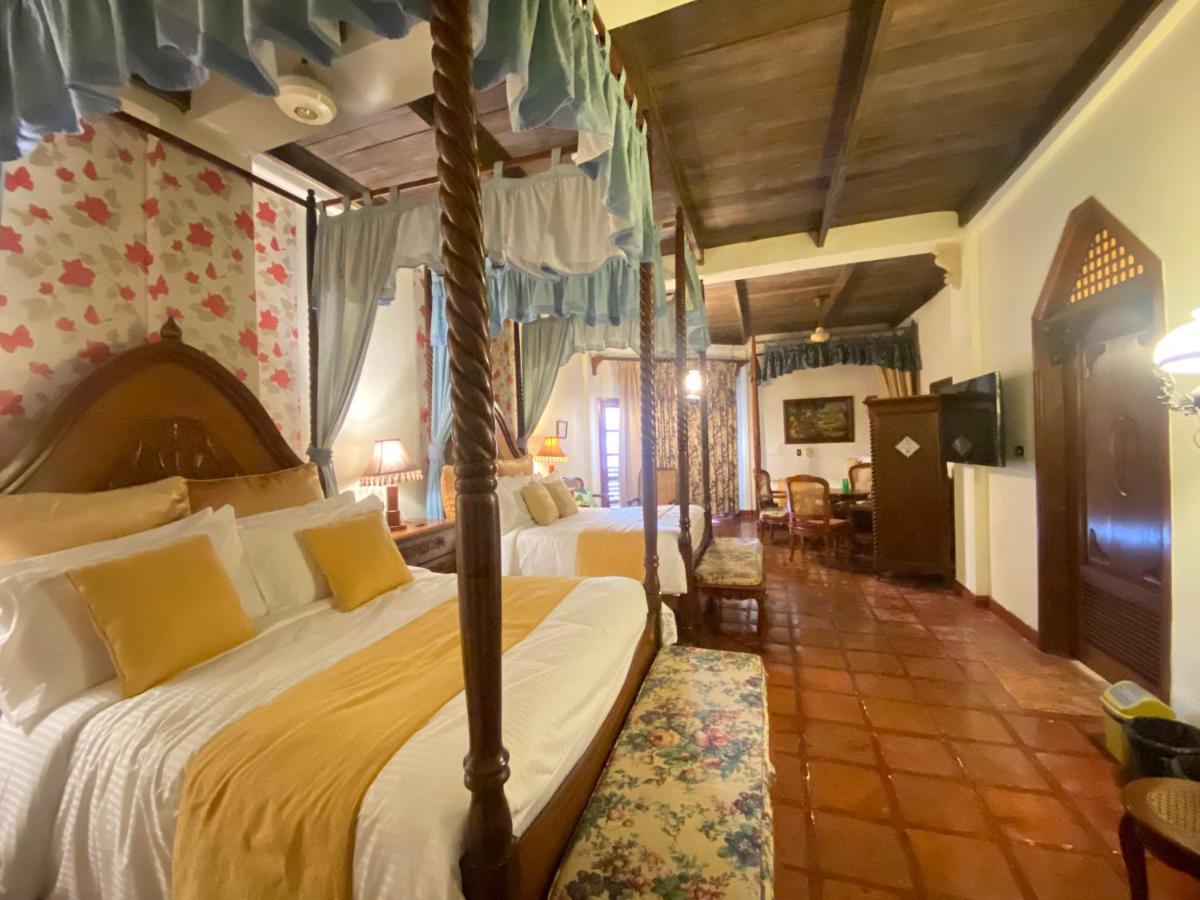 Tropicana Castle Dive Resort Powered By Cocotel Puerto Galera Bagian luar foto