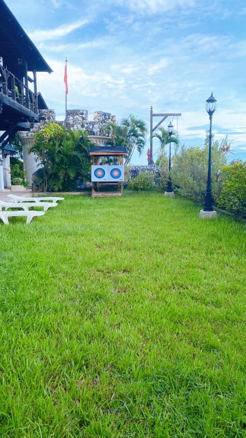 Tropicana Castle Dive Resort Powered By Cocotel Puerto Galera Bagian luar foto