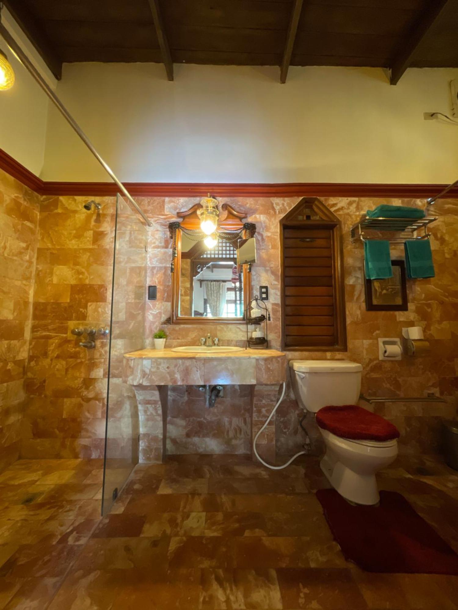 Tropicana Castle Dive Resort Powered By Cocotel Puerto Galera Ruang foto