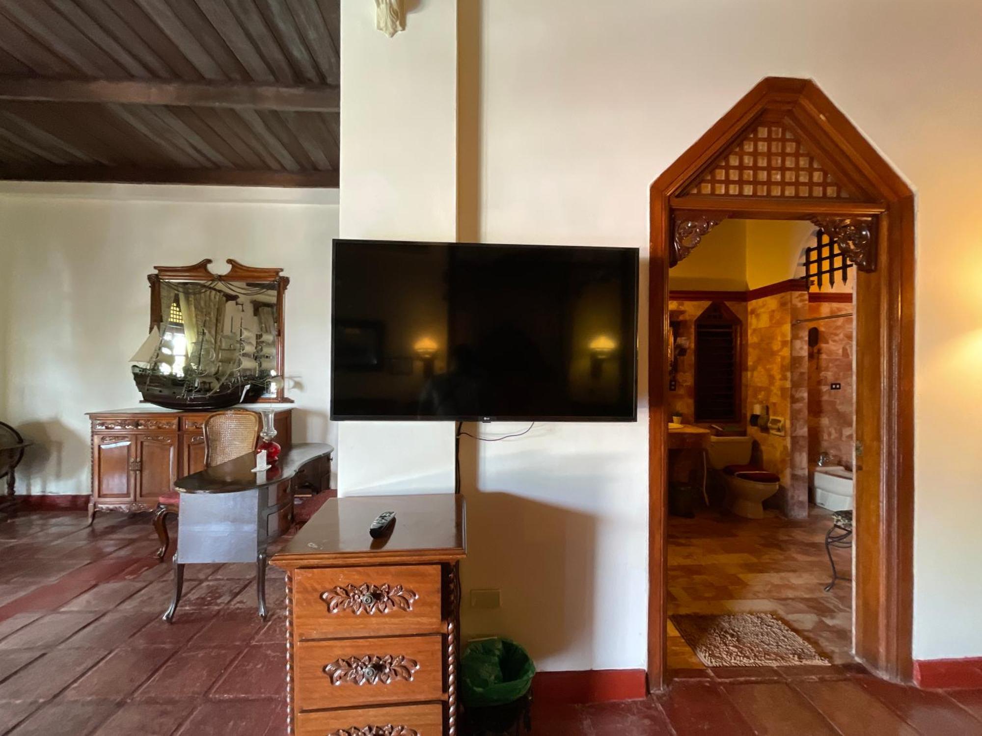 Tropicana Castle Dive Resort Powered By Cocotel Puerto Galera Ruang foto