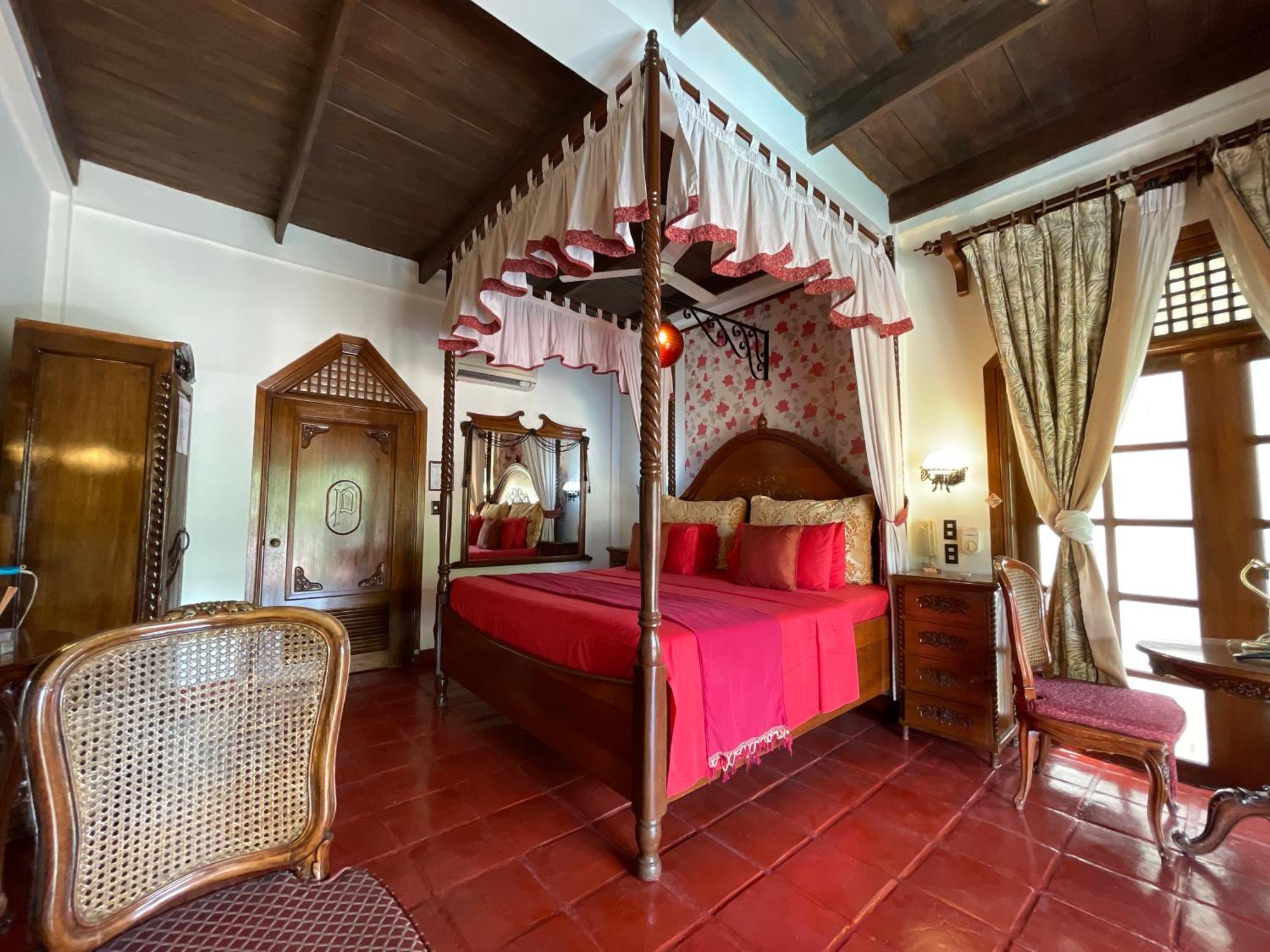 Tropicana Castle Dive Resort Powered By Cocotel Puerto Galera Ruang foto