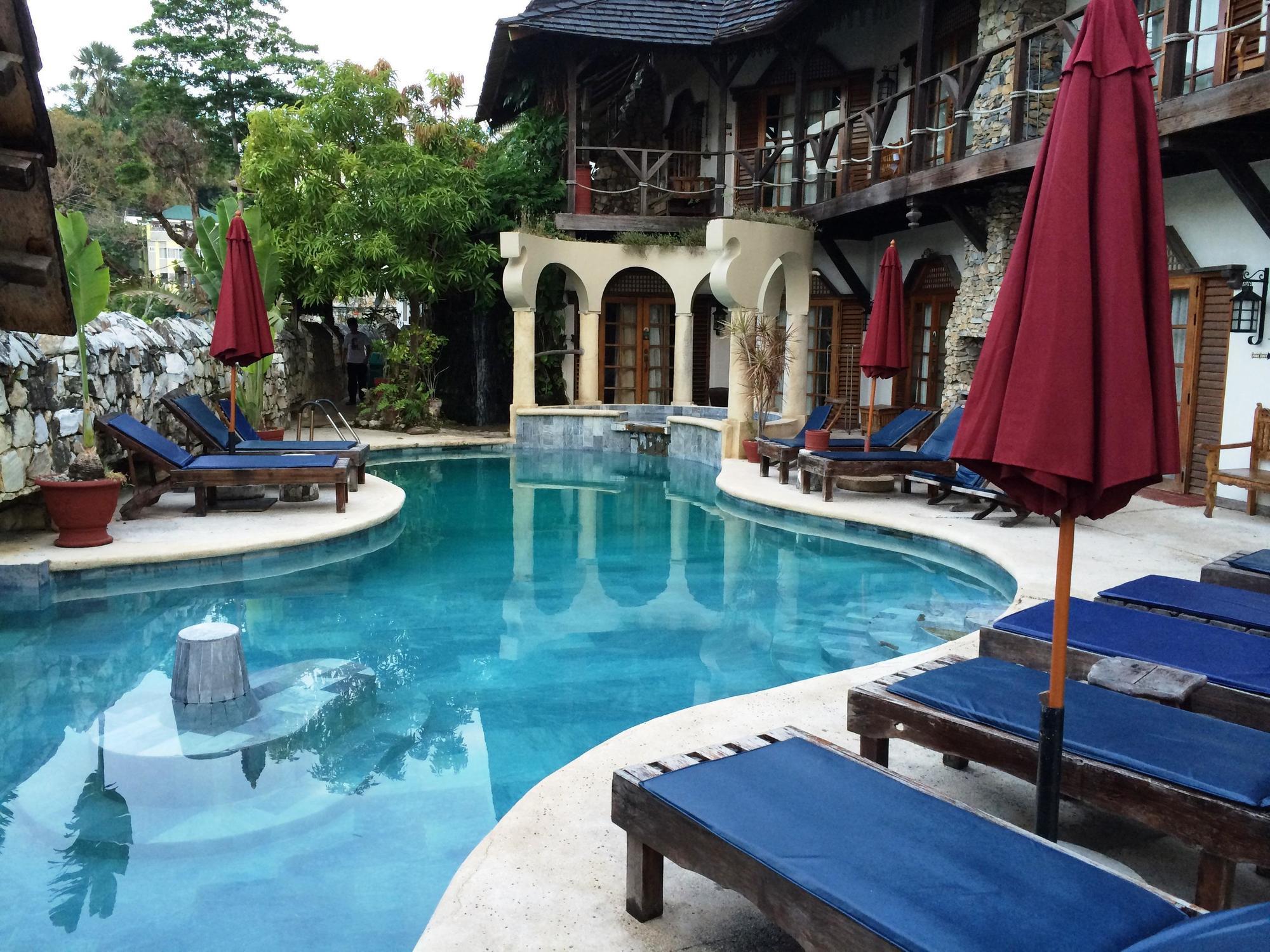 Tropicana Castle Dive Resort Powered By Cocotel Puerto Galera Bagian luar foto
