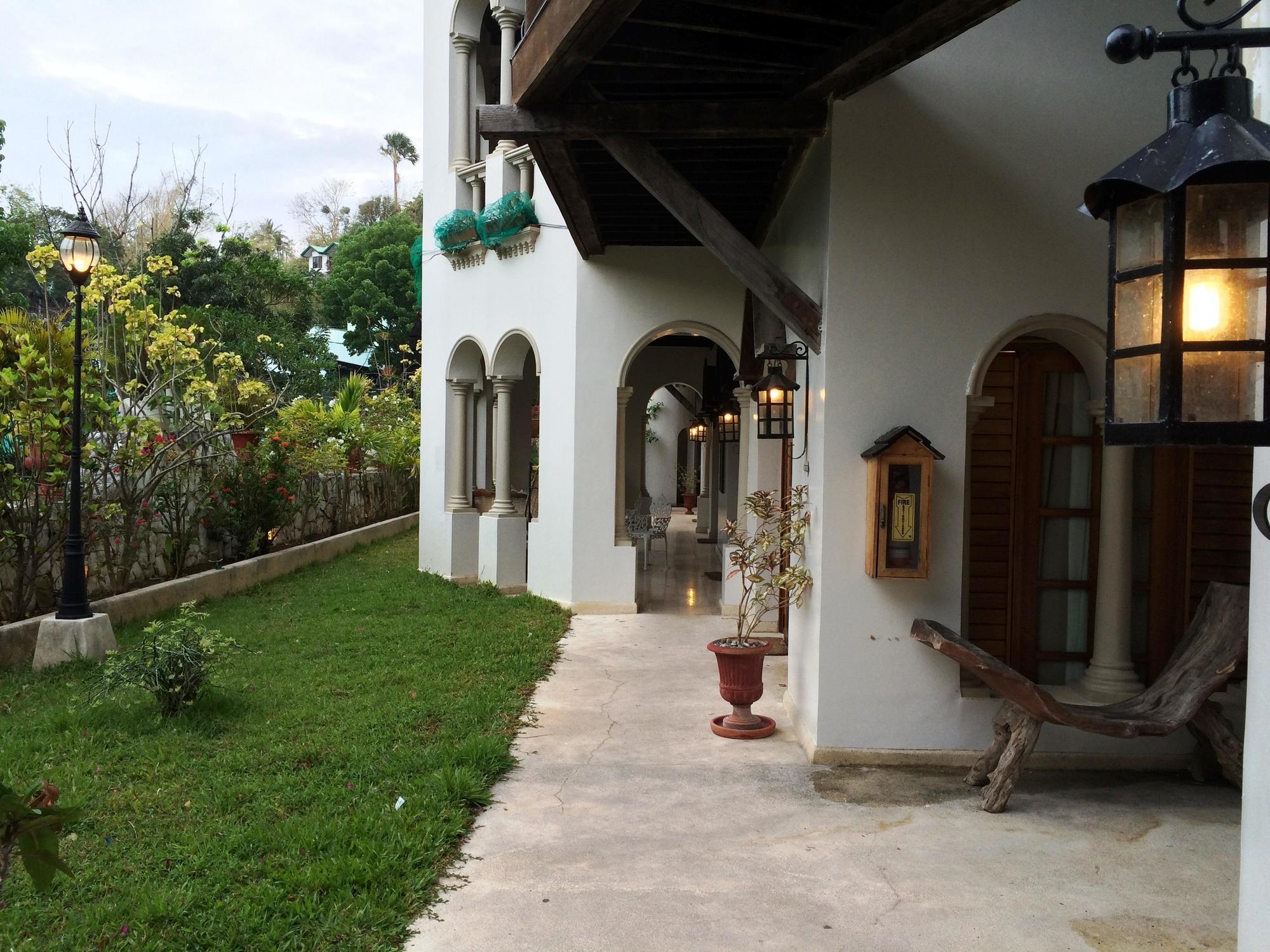 Tropicana Castle Dive Resort Powered By Cocotel Puerto Galera Bagian luar foto